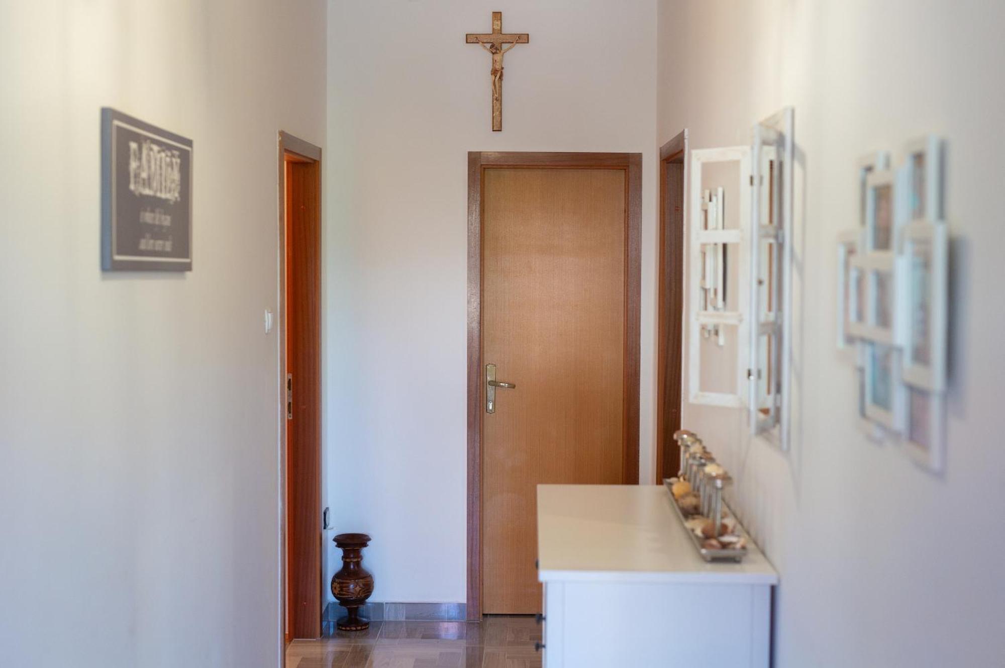 Apartment Bazina - Airconditioning, Parking, 500M From The Beach Krk Town Exterior photo