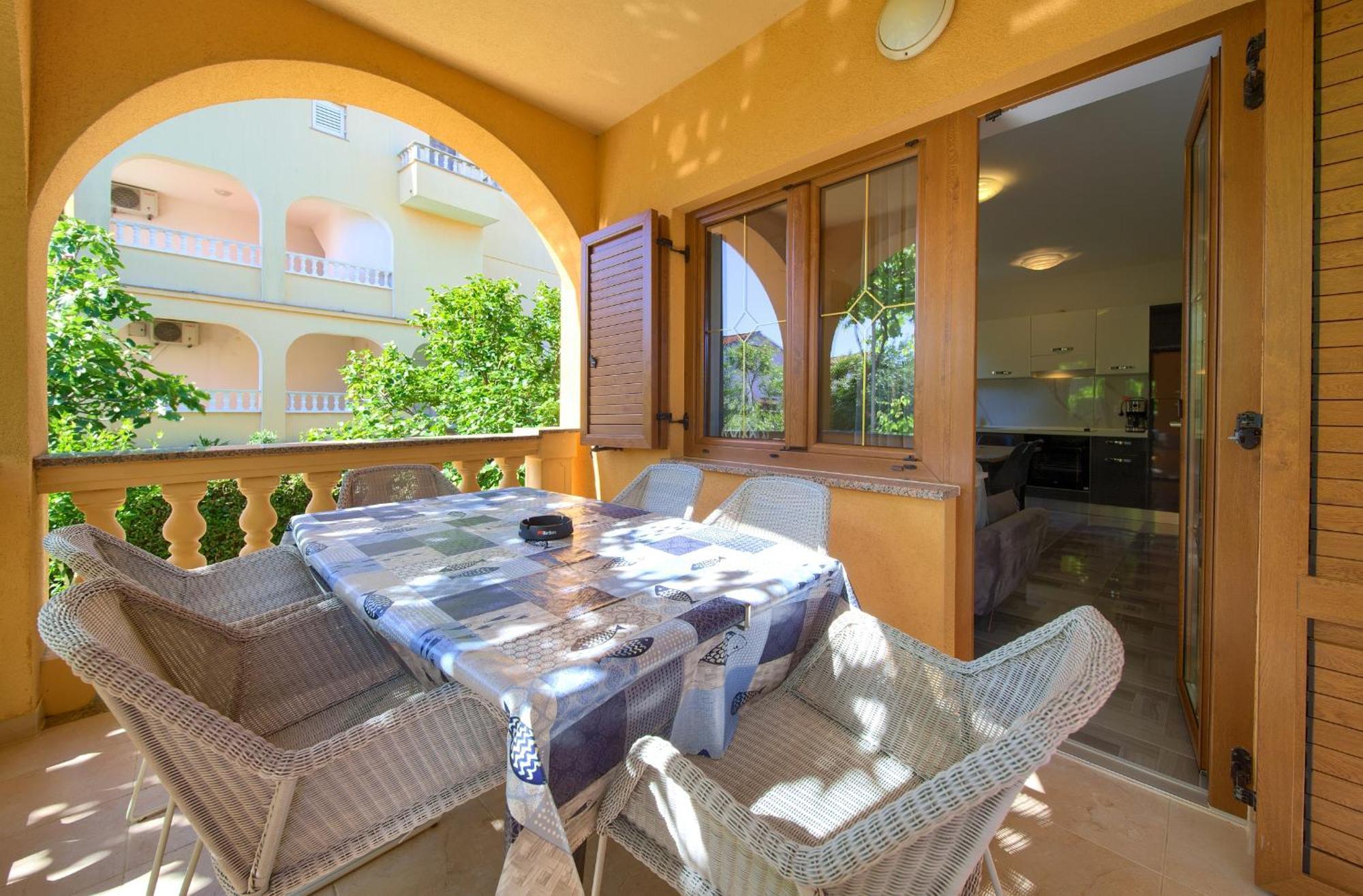 Apartment Bazina - Airconditioning, Parking, 500M From The Beach Krk Town Exterior photo
